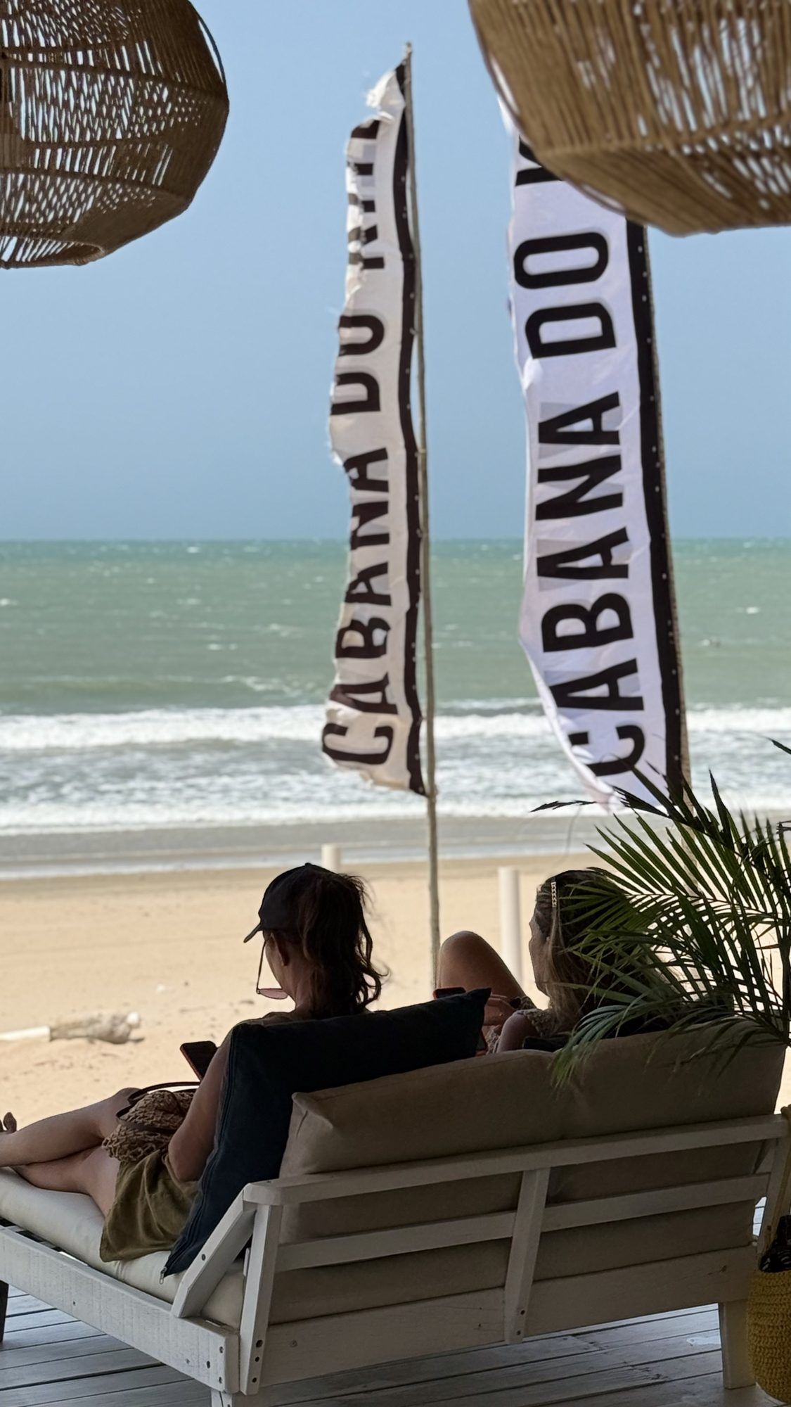 Une femme gonfle un kite sur la pelouse de la Cabana.