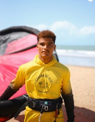 Portrait d'un moniteur portant un sweat jaune de la Cabana do Kite.